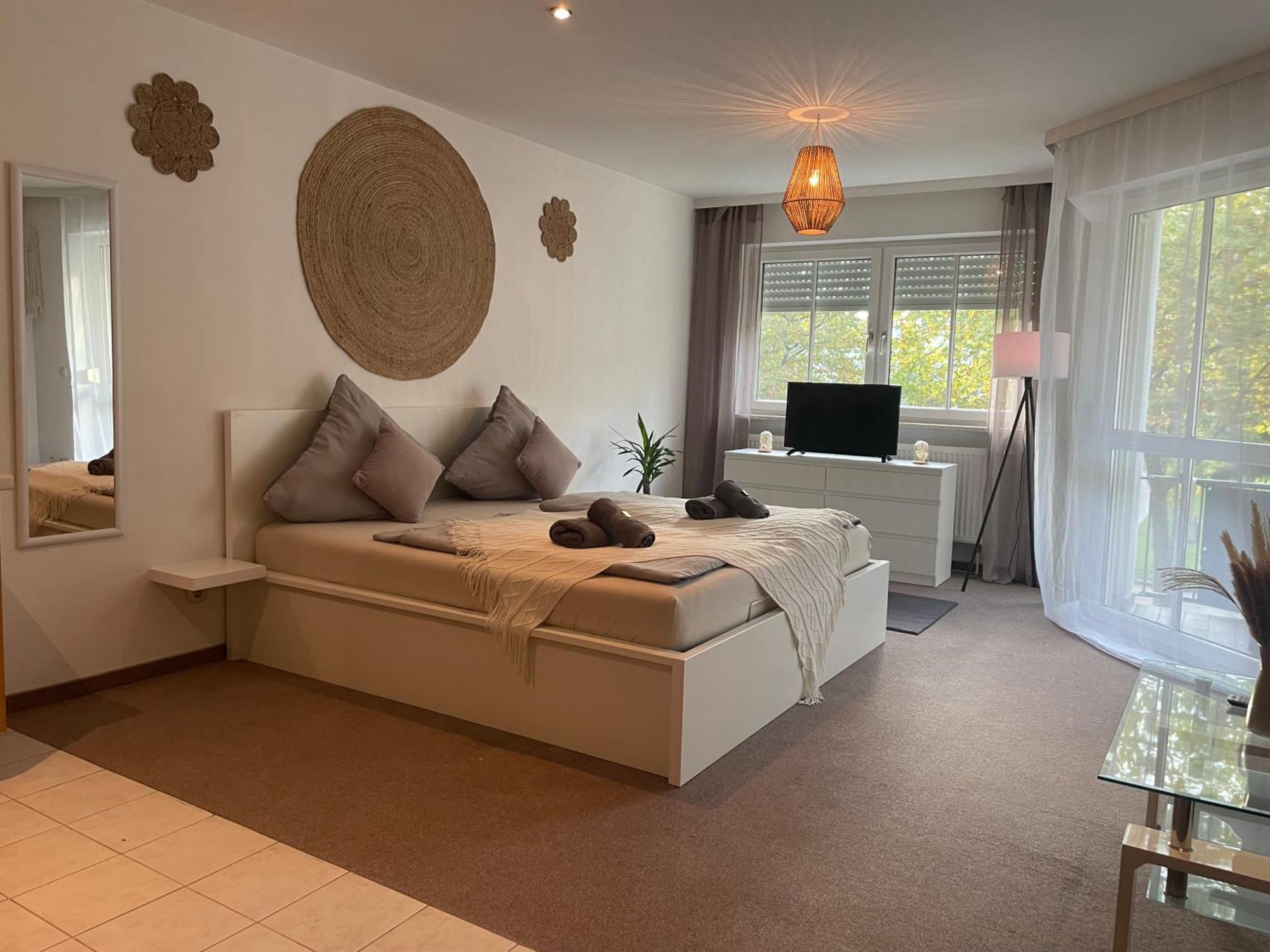 Kingsize Bett Boho Apartment Mit Tiefgarage Naehe Salzburg Freilassing Buitenkant foto