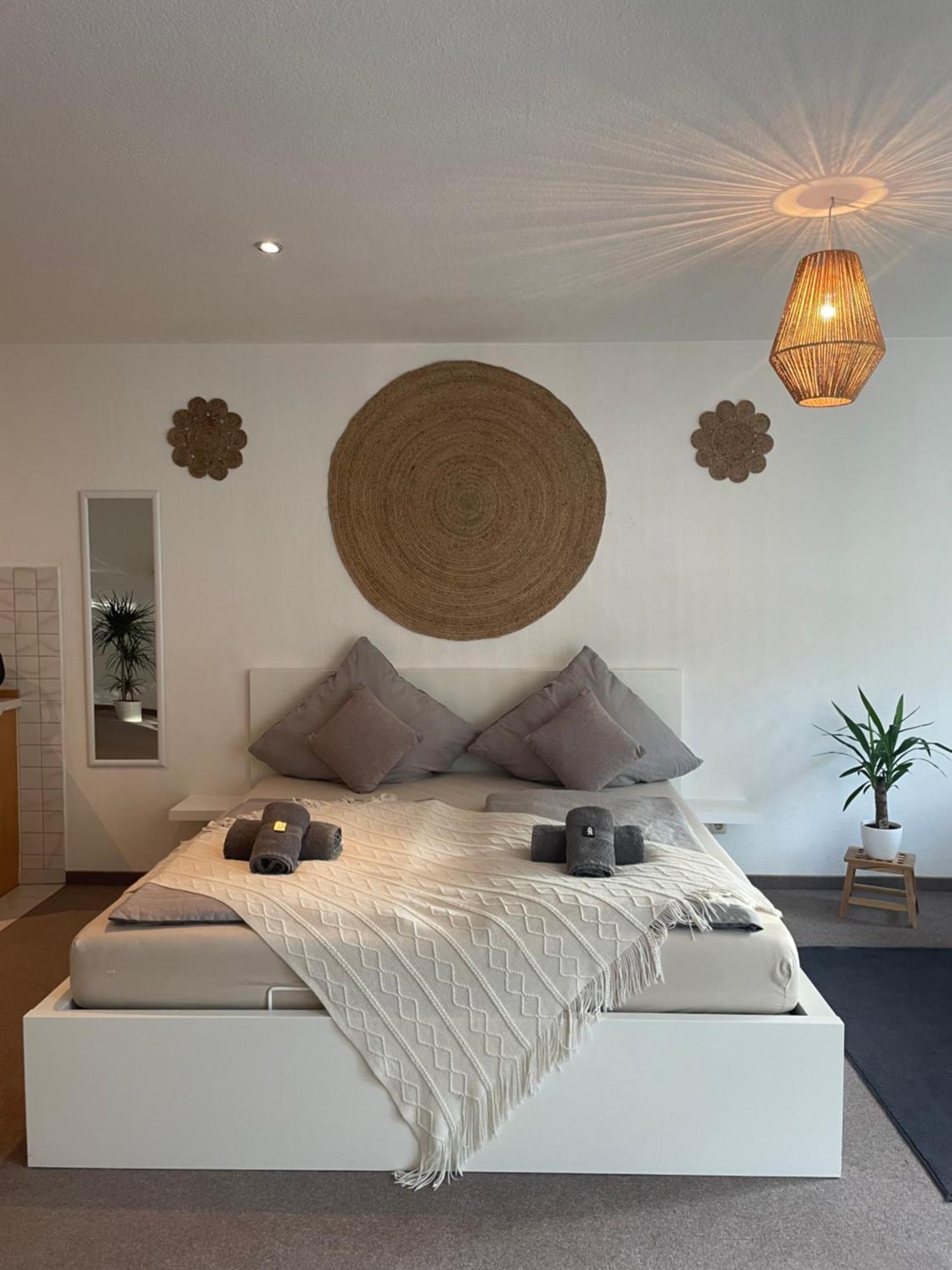 Kingsize Bett Boho Apartment Mit Tiefgarage Naehe Salzburg Freilassing Buitenkant foto
